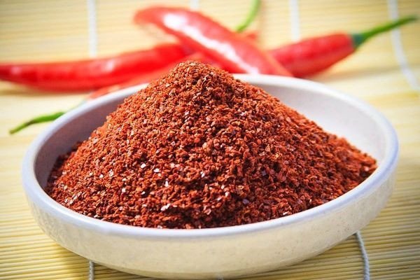 Đuổi giun đỏ trong nhà tắm bằng phương pháp tự nhiên dùng ớt