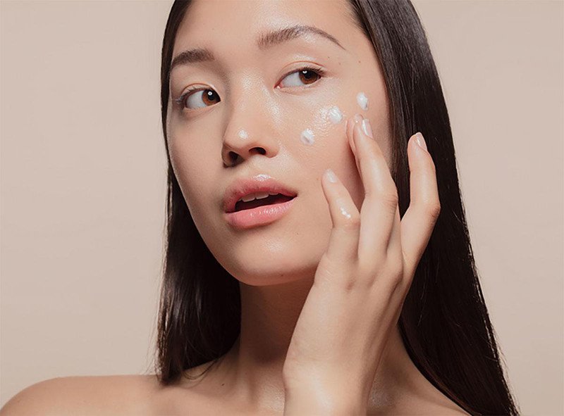 Dưỡng ẩm da mặt ngay sau khi rửa để tránh tình trạng da khô căng