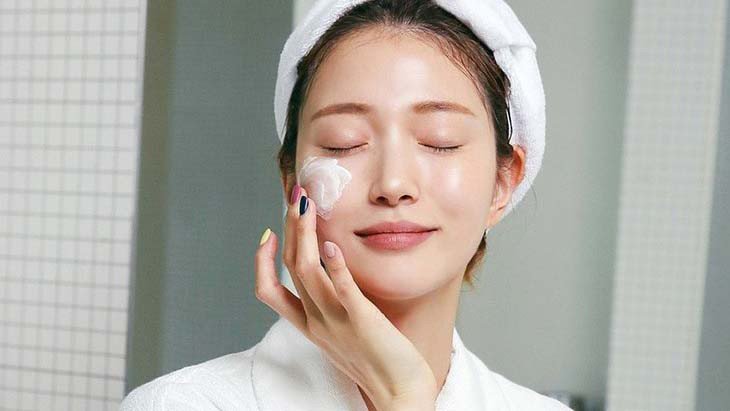 Dưỡng ẩm da sau khi thực hiện các bước xông hơi mặt
