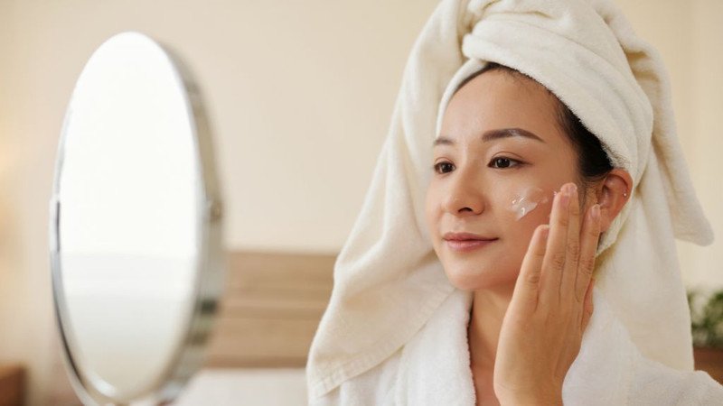 Dưỡng ẩm và thoa kem chống viêm giúp tái tạo da hiệu quả sau khi nặn mụn