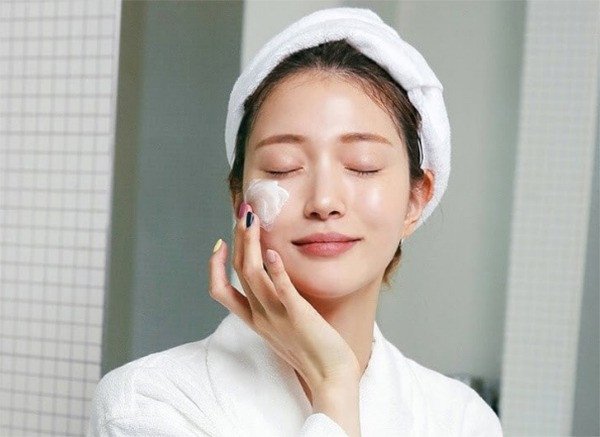 Dưỡng da trước khi bôi kem chống nắng