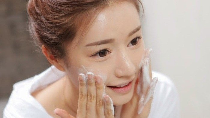 Gel rửa mặt Dermacos chứa thành phần chiết xuất tự nhiên