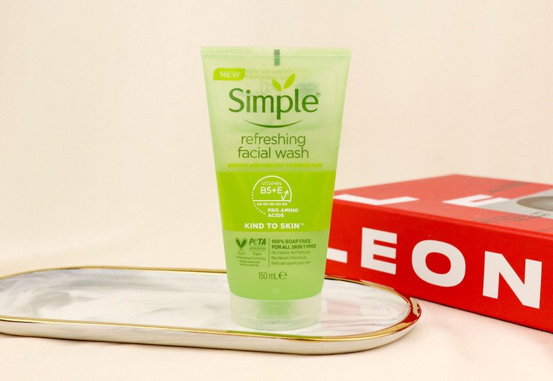 Gel rửa mặt Simple giúp kiểm soát dầu và ngăn ngừa mụn cho da tuổi dậy thì.