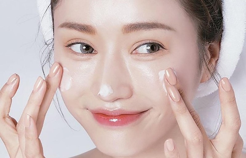 Gương mặt phụ nữ với làn da khỏe mạnh, cho thấy sự điều chỉnh tần suất đắp mặt nạ ngủ phù hợp