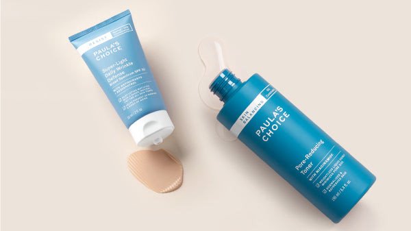 Hai chai sản phẩm dưỡng da, một là toner dạng lỏng và một là kem dưỡng ẩm đặc hơn, minh họa sự khác biệt về kết cấu.
