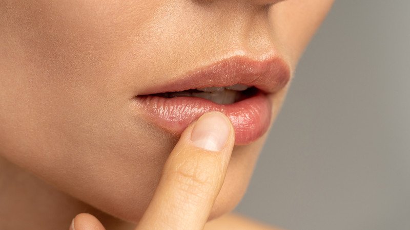 Hạn chế chạm vào vết thương giời leo ở miệng để ngăn ngừa lây lan và nhiễm trùng