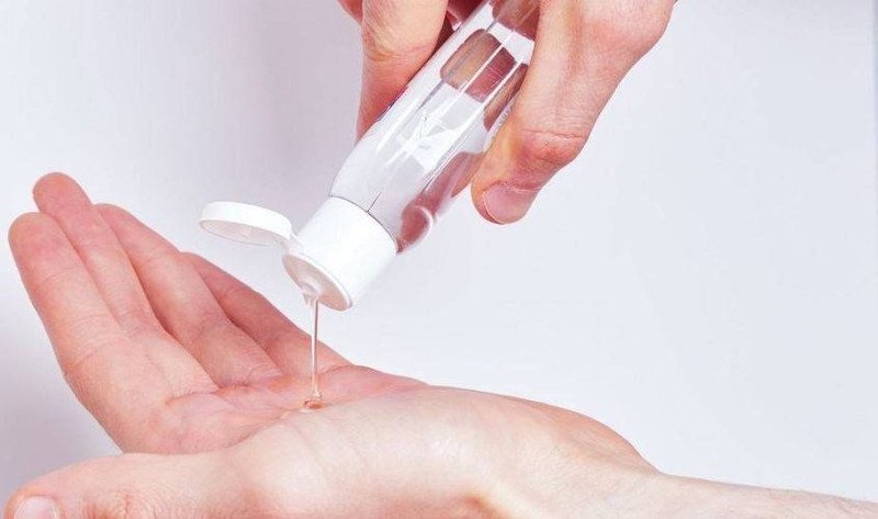 Hạn chế dùng dung dịch vệ sinh cho da mặt để tránh kích ứng