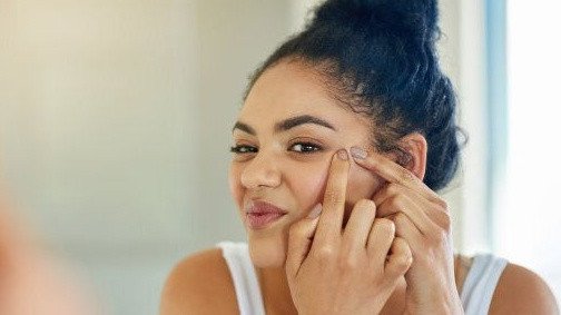 Hành động bóc vảy mụn và những tác động tiêu cực đến quá trình phục hồi da