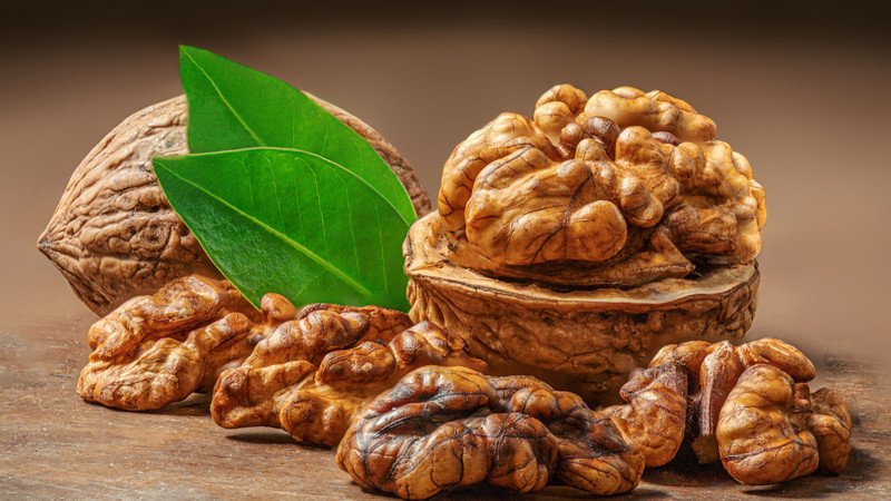 Hạt óc chó là nguồn cung cấp omega-3 cho tóc
