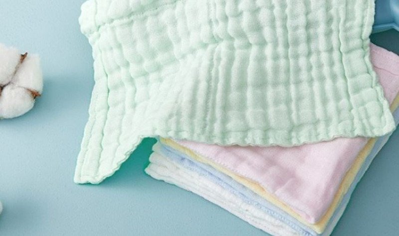 Hãy sử dụng khăn mềm chuyên dụng để lau người cho bé