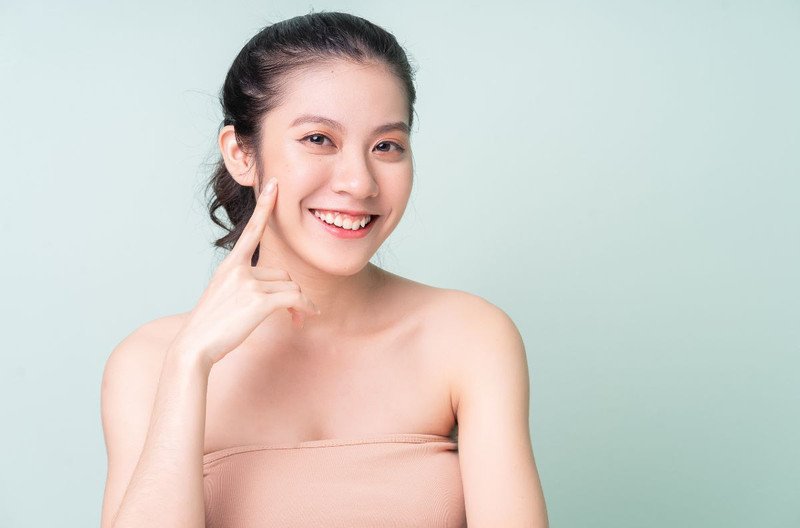 Hình ảnh bàn tay nhẹ nhàng rửa mặt với bọt sữa rửa mặt, minh họa quy trình làm sạch da đúng cách để đạt được làn da sạch khỏe