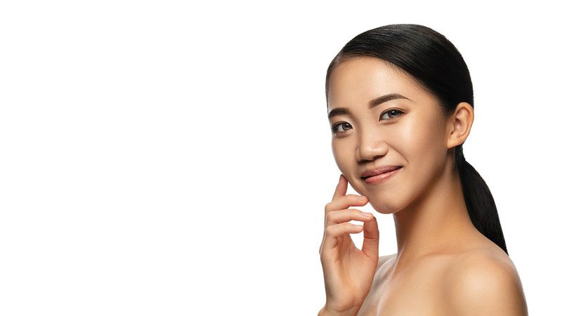 Hình ảnh cận cảnh một người phụ nữ thư giãn khi xông hơi mặt, biểu tượng cho việc kích thích sản sinh collagen