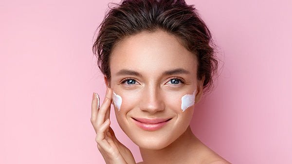 Hình ảnh cho thấy việc bôi kem dưỡng ẩm sau serum là một bước quan trọng trong quy trình chăm sóc da