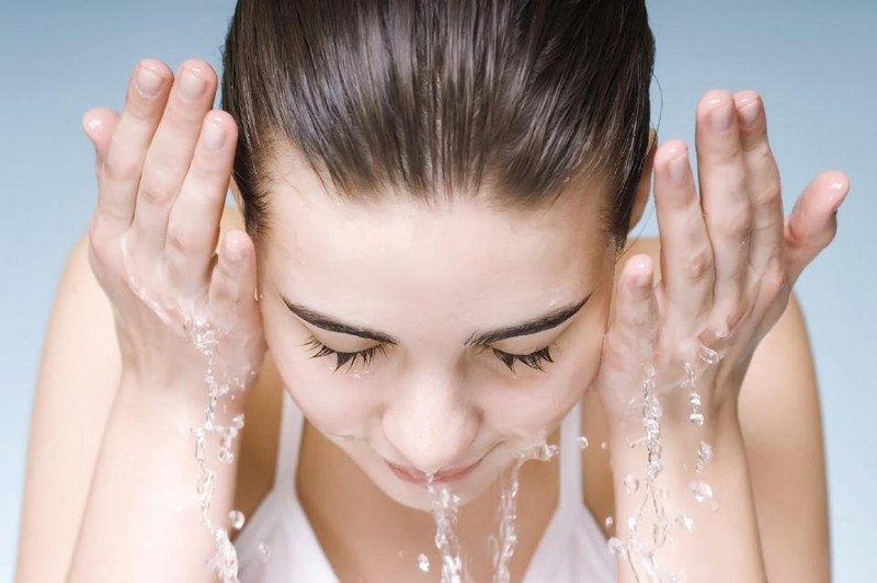 Hình ảnh minh họa việc không nên rửa mặt quá nhiều để ngăn ngừa tình trạng da nổi mụn
