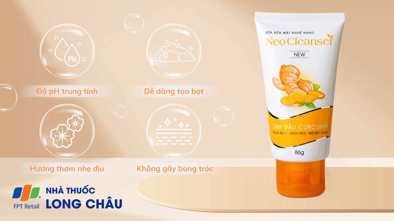 Hình ảnh một cô gái đang rửa mặt sạch sẽ với bọt sữa rửa mặt, mang lại làn da tươi mới và rạng rỡ, giúp ngăn ngừa mụn hiệu quả.