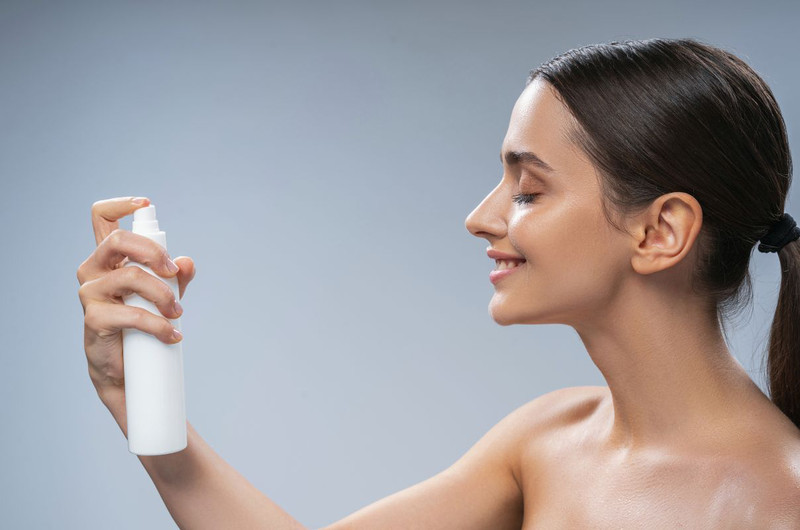 Hình ảnh một người đang dùng toner sau khi chăm sóc da