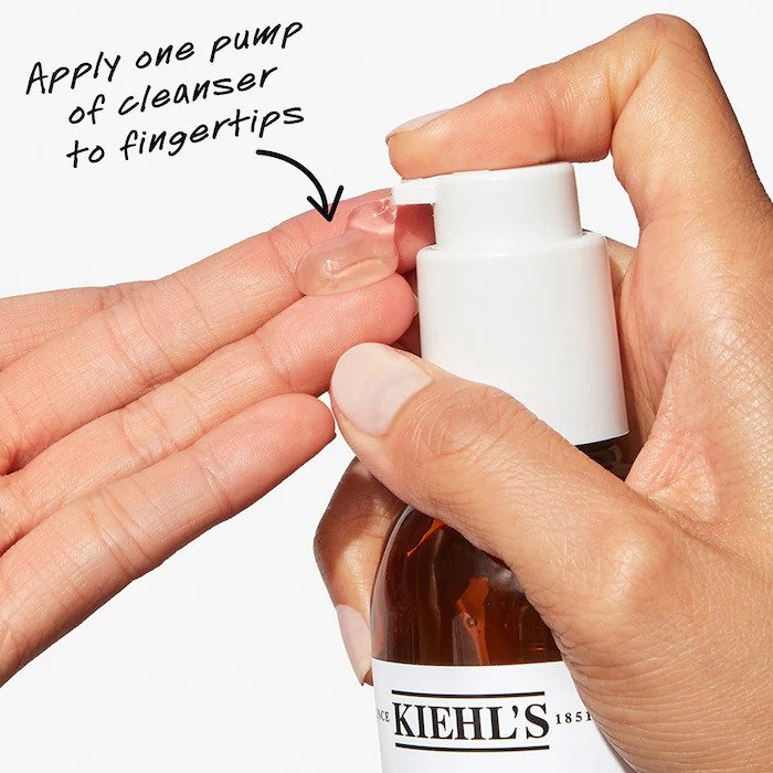 Hình ảnh sữa rửa mặt Kiehl's hoa cúc nổi bật với thành phần tự nhiên.