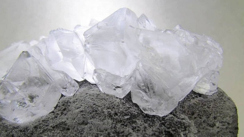 Hình ảnh tinh thể phèn chua màu trắng tinh khiết, minh họa cho câu hỏi phèn chua có độc không và ứng dụng trong làm đẹp
