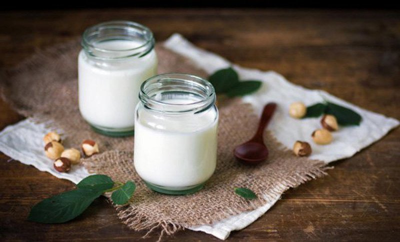 Hỗn hợp sữa chua và bia sẵn sàng để tạo mặt nạ dưỡng da, giúp làm mờ nám và cung cấp độ ẩm, phù hợp cho nhiều loại da.