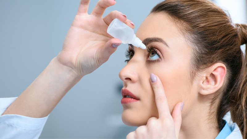 Hướng dẫn cách nhỏ thuốc mắt sau phẫu thuật Lasik, đảm bảo phục hồi thị lực tốt nhất