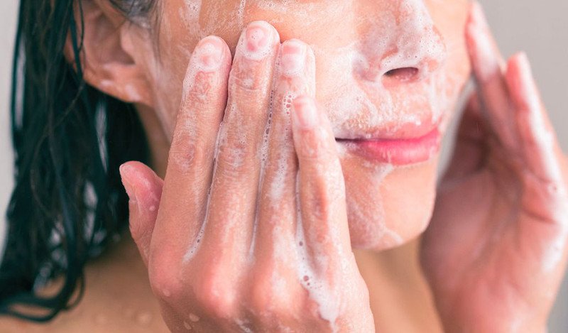 Hướng dẫn sử dụng sữa rửa mặt SVR cho da dầu mụn đúng cách để tối ưu hiệu quả