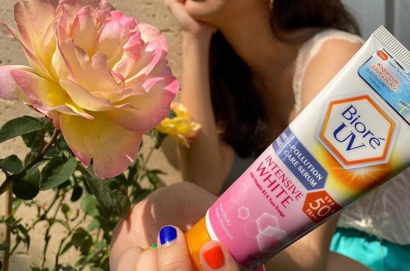 Kem chống nắng Biore UV Intensive Aura bảo vệ da toàn thân khỏi tác hại của nắng và bụi mịn.
