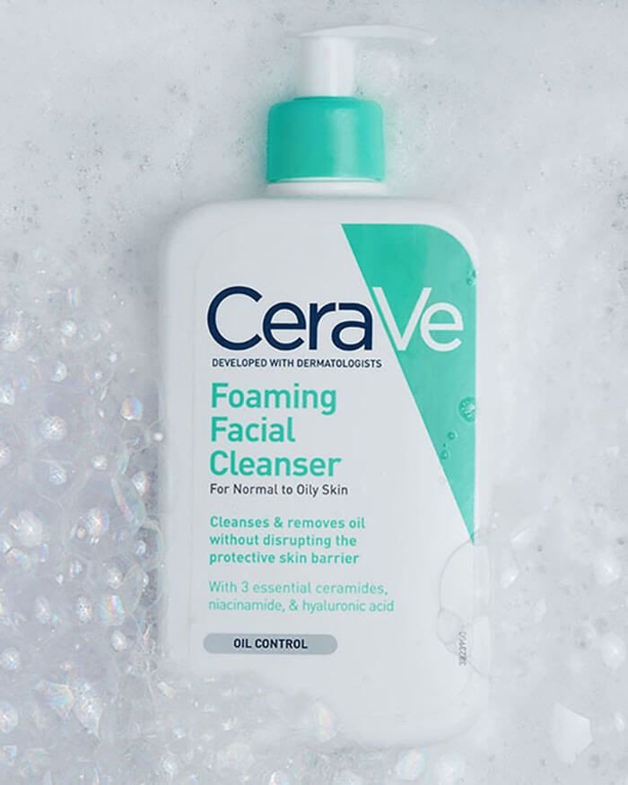 Kết cấu dạng gel trong suốt của sữa rửa mặt Cerave Foaming