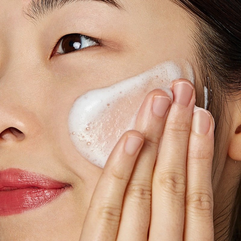 Kết cấu gel trong suốt của sữa rửa mặt hoa cúc Kiehl's Calendula.