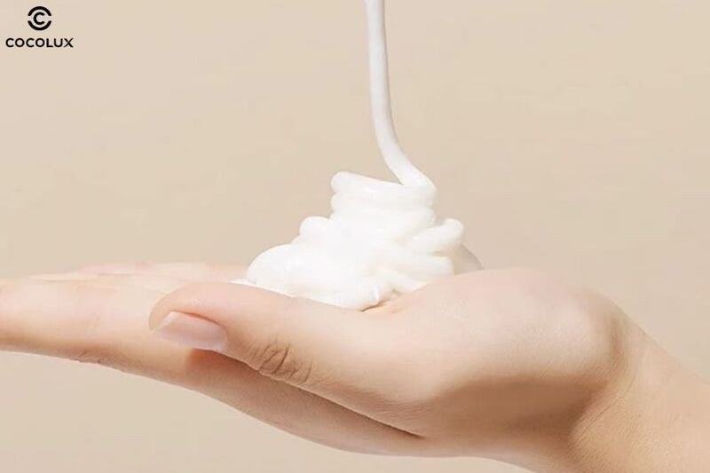 Kết cấu kem bông mịn của sữa rửa mặt Dr.Pepti+ Galacto Cleansing Foam