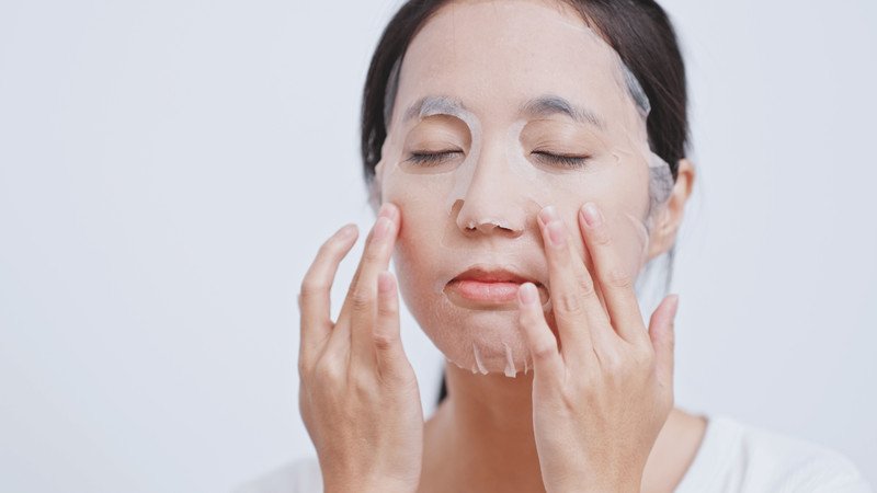 Khoảnh khắc thư giãn đắp mặt nạ B5 buổi tối