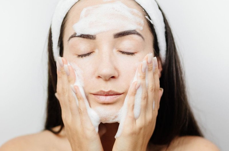 Không thể xác định chính xác dùng sữa rửa mặt bao lâu thì hết mụn, cần kết hợp nhiều yếu tố
