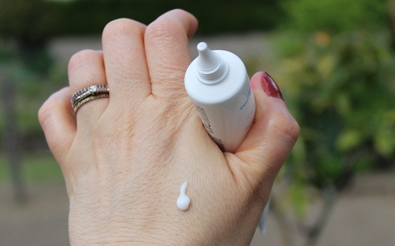 Kiểm tra phản ứng da với kem La Roche-Posay Duo+