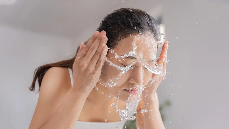 Kỹ thuật rửa mặt đúng cách giúp da sạch sâu