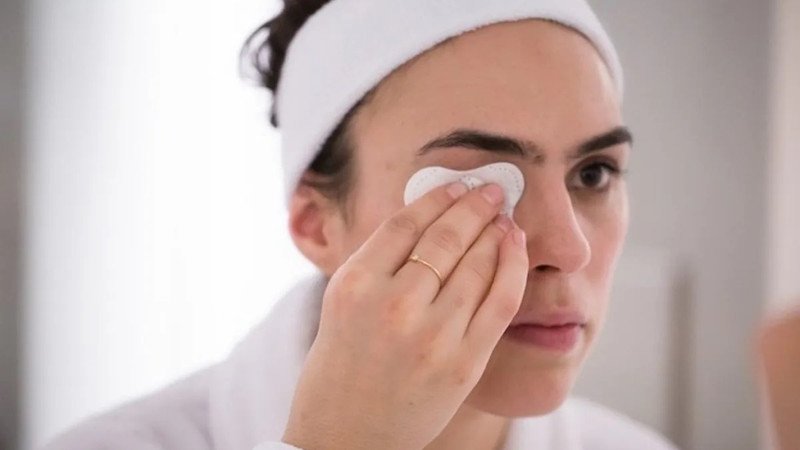 Kỹ thuật tẩy trang vùng mắt nhẹ nhàng, đảm bảo làm sạch lớp trang điểm mắt