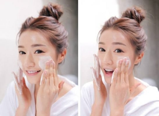 Làm sạch da mặt với sữa rửa mặt chuyên biệt cho da mụn