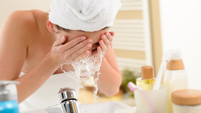 Làm sạch mặt bằng nước ấm trước khi rửa mặt bằng nước vo gạo