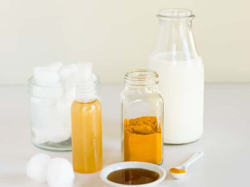 Làm sạch màu vàng của nghệ bám trên mặt bằng sữa tươi không đường