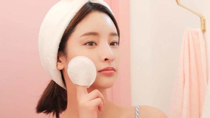 Làm sạch và cân bằng da sau khi xông hơi mặt bằng bông tẩy trang