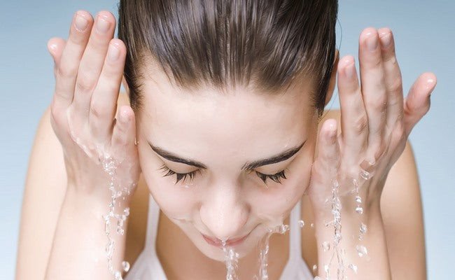 Làm ướt da mặt bằng nước sạch trước khi áp dụng sữa rửa mặt