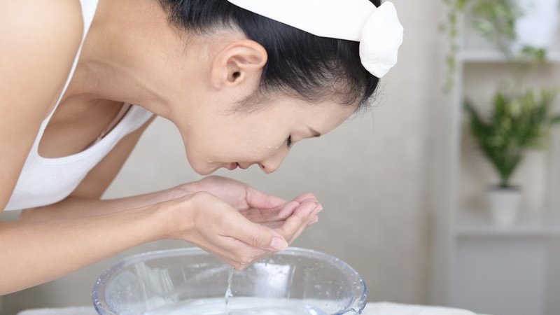 Làn da bị khô, bong tróc do rửa mặt quá nhiều