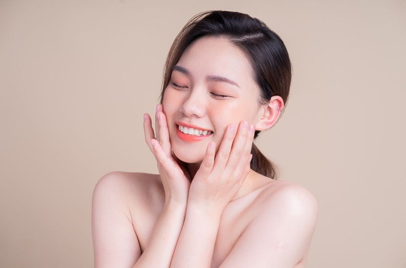 Làn da khỏe đẹp nhờ quy trình đắp mặt nạ và serum đúng chuẩn
