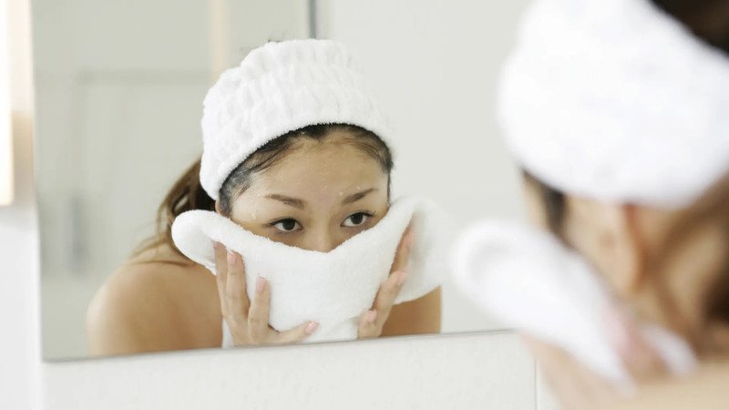 Lựa chọn khăn mặt phù hợp khi rửa mặt để bảo vệ da