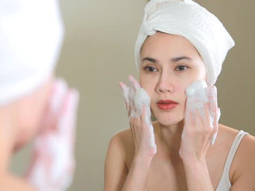 Lựa chọn sữa rửa mặt Cerave phù hợp với khả năng tạo bọt và loại da cụ thể.