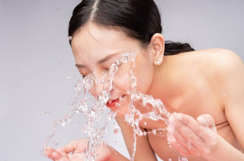 Lựa chọn sữa rửa mặt phù hợp chứa thành phần chuyên biệt cho da mụn