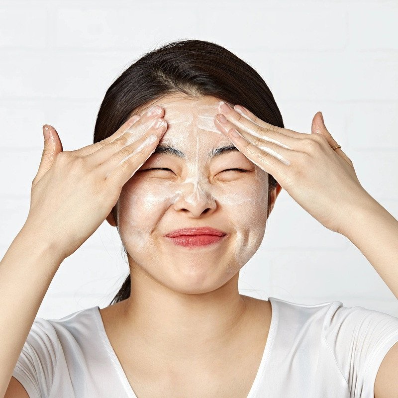 Lượng sữa rửa mặt hoa cúc Kiehl's được lấy ra từ vòi nhấn tiện lợi.