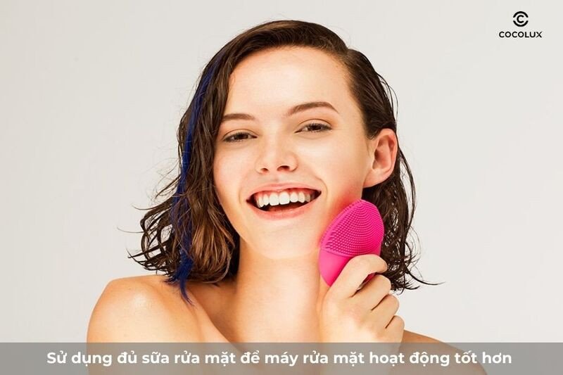 Lượng sữa rửa mặt vừa đủ giúp máy rửa mặt làm sạch hiệu quả