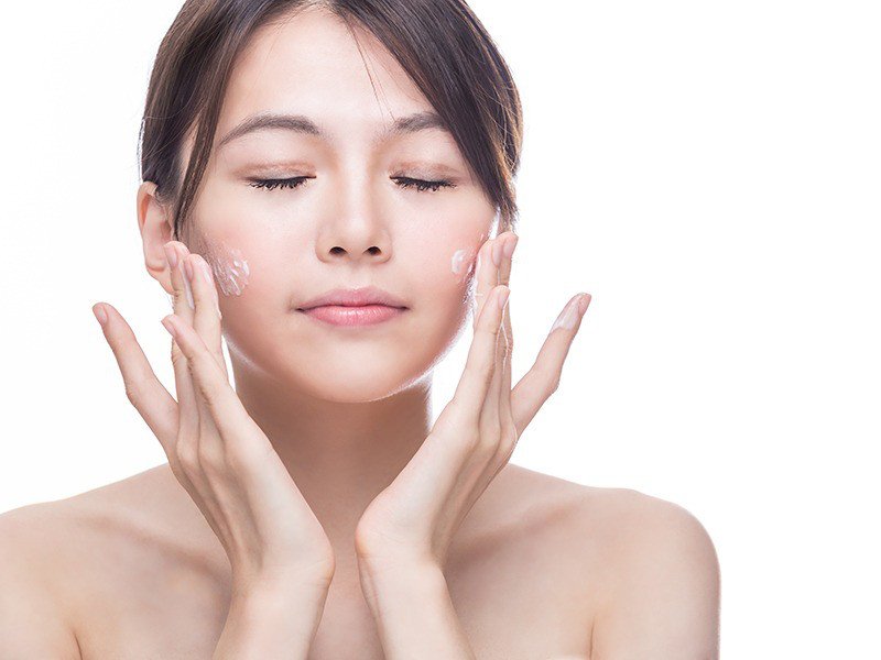 Lý do không nên dùng dầu tẩy trang thay sữa rửa mặt