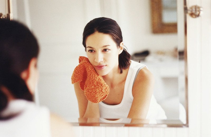 Massage da mặt hiệu quả bằng khăn ấm khi rửa mặt