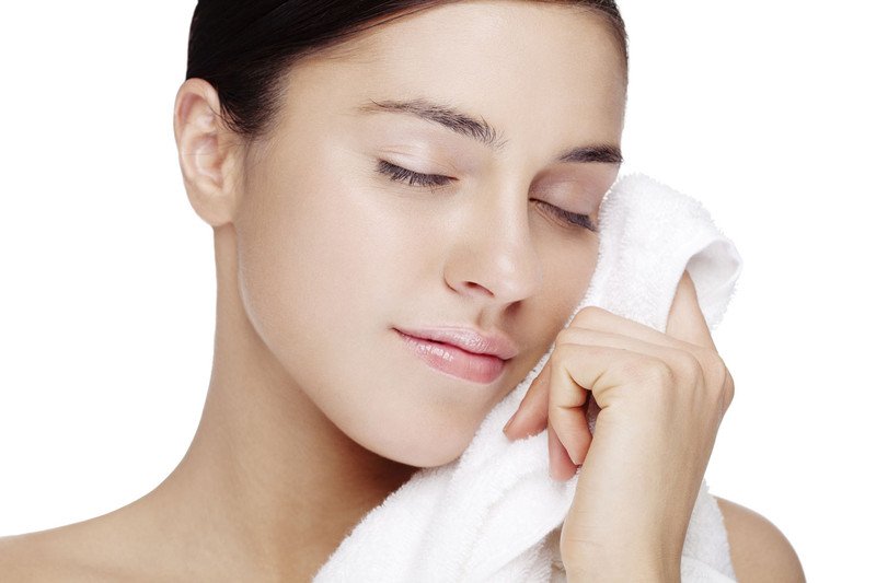 Massage nhẹ nhàng để làm sạch vết nghệ trên da mặt