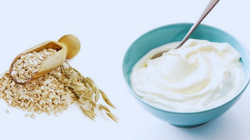 Mặt nạ sữa chua không đường và bột yến mạch được trộn đều trong bát, sẵn sàng để sử dụng